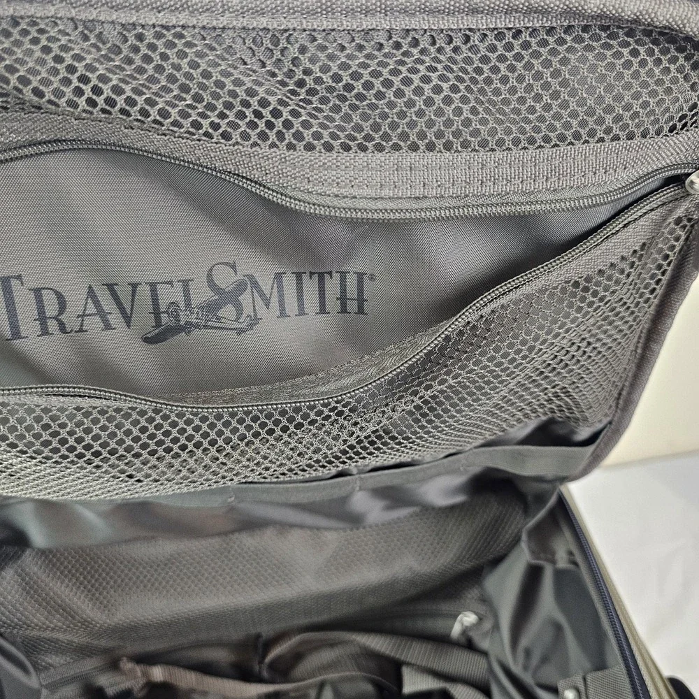 Travelsmith Beige Black Rolling Personal Luggage Carry-on Bag Duffel Zip Pockets